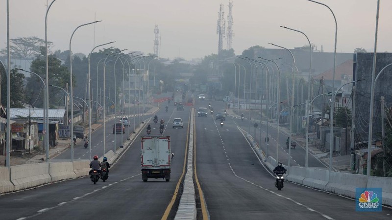 Pengendara melintas di flyover Gaplek di Pondok Cabe, Pamulang, Tangerang,  Jumat, (29/5). Flyover ini memiliki 1 kilometer sepanjang Jalan Raya Jakarta-Bogor, memiliki lebar 35 meter. Jalan layang ini menghubungkan lalu lintas dari arah Ciputat menuju Parung. Pembangunan flyover dinilai mampu mengurangi kemacetan di simpang Gaplek pada pagi. Proyek ini telah berjalan sejak Desember 2019. Flyover ini memiliki tiga terowongan melengkung setengah lingkaran di bawah lintasan flyover. Proyek berjalan dengan nilai kontrak sebesar Rp 79,9 miliar dengan sistem multiyears contract. Pemerintah sendiri menganggarkan Rp 98,4 miliar untuk proyek ini. Anggaran itu berasal dari APBN 2019-2020 Kementerian PUPR. (CNBC Indonesia/ Muhammad Sabki)