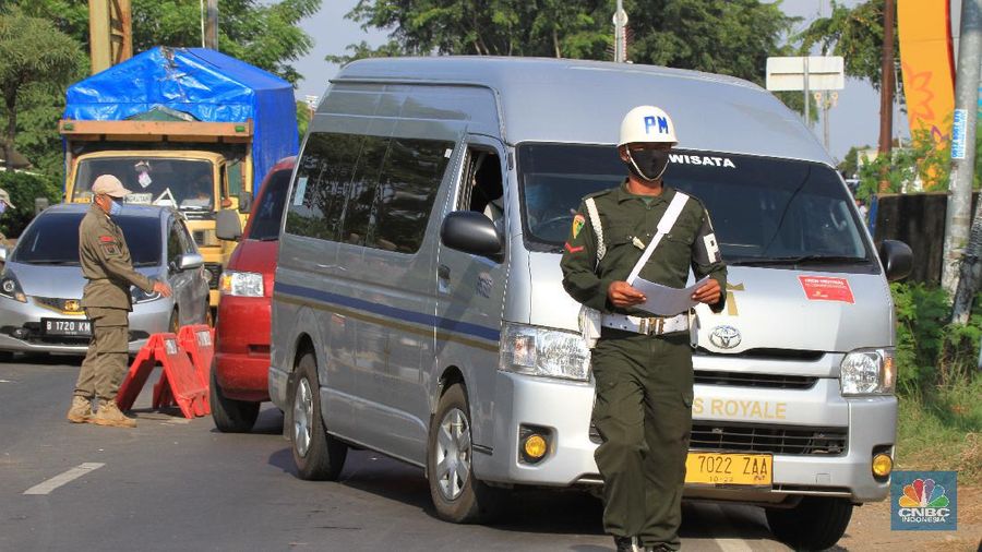 Penyekatan di wilayah perbatasan Bekasi-Karawang, Jawa Barat, Jumat (29/5/2020). (CNBC Indonesia/ Tri Susilo)