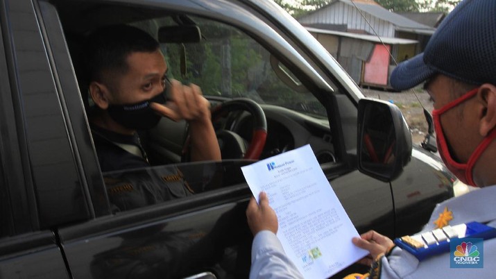 Petugas Dinas Perhubungan (Dishub) akan melakukan pemeriksaan terhadap pengguna kendaraan yang akan memasuki wilayah DKI Jakarta di wilayah perbatasan Bekasi-Karawang, Jawa Barat, Jumat (29/5/2020). Berdasarkan data Dishub Provinsi DKI Jakarta per Rabu (27/5) malam, sebanyak 6.364 kendaraan telah dikembalikan karena mencoba memasuki wilayah Jakarta tanpa memiliki Surat Izin Masuk-Masuk (SIKM) di masa arus balik Lebaran 2020. CNBC Indonesia/Tri Susilo 

Tim Gugus Tugas Percepatan Penanganan Covid-19 Kabupaten Karawang, Jabar, menyatakan, terdapat delapan check point atau penyekatan kendaraan pemudik di wilayah Karawang.  

Delapan titik check point itu di antaranya di Jembatan Tanjungpura, Jembatan Sian Djin Kupoh, Kobak Biru, Cibeet, Jembatan Rengasdengklok-Bekasi, Jembatan Batujaya-Bekasi, dan ada dua pos di Karawang Kota.  

Pencegahan pergerakan pemudik itu berkaitan dengan upaya pemerintah yang melarang mudik pada Lebaran tahun ini sebagai bagian dari mencegah penyebaran virus corona. 

Pantauan CNBC Indonesia dilapangan masih banyak pengendara yang masih melanggar peraturan yang sudah ditetapkan oleh pemerintah, contoh surat Surat Izin Keluar Masuk (SIKM). 

Warga yang kedapatan tidak memiliki surat (SIKM) akan diputar balik. 
Salah satu warga yang mudik dari Tegal, Jawa Tengah menggunakan sepeda motor diberhentikan oleh petugas pengaman perihal SIKM yang tidak ia miliki, tetapi dirinya mempunyai surat jalan untuk pulang ke Jakarta dari pihak kepolisian di Jawa Tengah.  (CNBC Indonesia/ Tri Susilo)