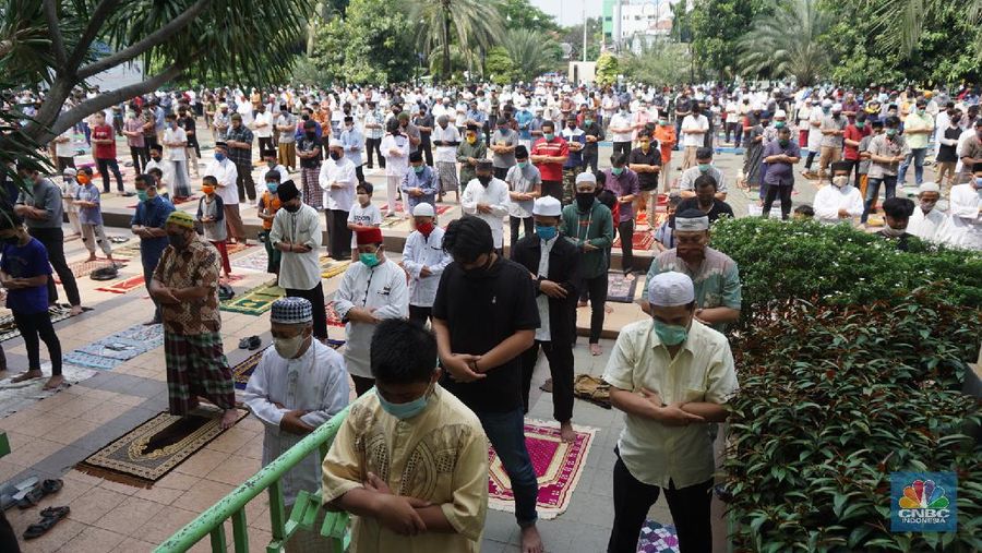 Masjid di kelurahan zona hijau Kota Bekasi,  Jawa Barat, menggelar shalat Jumat, pada hari ini, Jumat (29/5/2020). Shalat Jumat ini bagian dari adaptasi menuju normal baru di kota Bekasi.   

Shalat Jumat dilakukan di Masjid Agung Al Barkah dengan menggunakan prosedur protol kesehatan yang sudah di tetapkan. 


Sebelum memasuki masjid para jamaah harus melewati serangkaian aturan dari dinas kesehatan, mulai dari pengecekan suhu tubuh.

Selanjutnya jamaah melewati ruang bilik penyemprotan disinfektan yang sudah di sediakan oleh petugas masjid.  

Pemerintah Kota Bekasi membolehkan masjid kembali menggelar salat Jumat namun hanya yang berlokasi di zona hijau dan harus menerapkan protokol kesehatan.

Salah satu yang bisa kembali menggelar Salat Jumat hari ini adalah Masjid Agung Al Barkah, yang berlokasi di Kelurahan Marga Jaya, Kota Bekasi. 

Pantauan CNBC Indonesia, masjid yang berkapasitas 1000 orang itu untuk sementara hanya diperbolehkan menerima maksimal 500 umat karena harus memperhatikan physical distancing.

Itu sebabnya, sehari sebelumnya, petugas masjid sudah memasang tanda penanda jaga jarak agar umat tidak berdesak-desakan saat salat Jumat.

Selain itu, mengacu pada Surat Edaran Wali Kota Bekasi, setiap pengunjung harus membawa sajadah sendiri dan wajib diperiksa suhu tubuh sebelum masuk masjid. Pihak pengelola masjid pun menyediakan sejumlah tempat cuci tangan dan hand sanitizer.

Semua umat yang akan Salat Jumat juga wajib pakai masker. Namun, pihak masjid sudah menyediakan 150 masker untuk jaga-jaga bila ada umat yang tidak membawa masker untuk salat Jumat. 
 
Selain itu, tidak boleh ada kerumunan usai salat Jumat. Semua umat harus bubar begitu salat Jumat selesai.(CNBC Indonesia/ Tri Susilo)