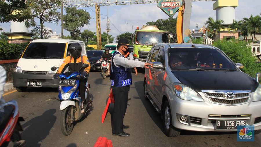Petugas Dinas Perhubungan (Dishub) akan melakukan pemeriksaan terhadap pengguna kendaraan yang akan memasuki wilayah DKI Jakarta di wilayah perbatasan Bekasi-Karawang, Jawa Barat, Jumat (29/5/2020). Berdasarkan data Dishub Provinsi DKI Jakarta per Rabu (27/5) malam, sebanyak 6.364 kendaraan telah dikembalikan karena mencoba memasuki wilayah Jakarta tanpa memiliki Surat Izin Masuk-Masuk (SIKM) di masa arus balik Lebaran 2020. CNBC Indonesia/Tri Susilo 

Tim Gugus Tugas Percepatan Penanganan Covid-19 Kabupaten Karawang, Jabar, menyatakan, terdapat delapan check point atau penyekatan kendaraan pemudik di wilayah Karawang.  

Delapan titik check point itu di antaranya di Jembatan Tanjungpura, Jembatan Sian Djin Kupoh, Kobak Biru, Cibeet, Jembatan Rengasdengklok-Bekasi, Jembatan Batujaya-Bekasi, dan ada dua pos di Karawang Kota.  

Pencegahan pergerakan pemudik itu berkaitan dengan upaya pemerintah yang melarang mudik pada Lebaran tahun ini sebagai bagian dari mencegah penyebaran virus corona. 

Pantauan CNBC Indonesia dilapangan masih banyak pengendara yang masih melanggar peraturan yang sudah ditetapkan oleh pemerintah, contoh surat Surat Izin Keluar Masuk (SIKM). 

Warga yang kedapatan tidak memiliki surat (SIKM) akan diputar balik. 
Salah satu warga yang mudik dari Tegal, Jawa Tengah menggunakan sepeda motor diberhentikan oleh petugas pengaman perihal SIKM yang tidak ia miliki, tetapi dirinya mempunyai surat jalan untuk pulang ke Jakarta dari pihak kepolisian di Jawa Tengah.  (CNBC Indonesia/ Tri Susilo)