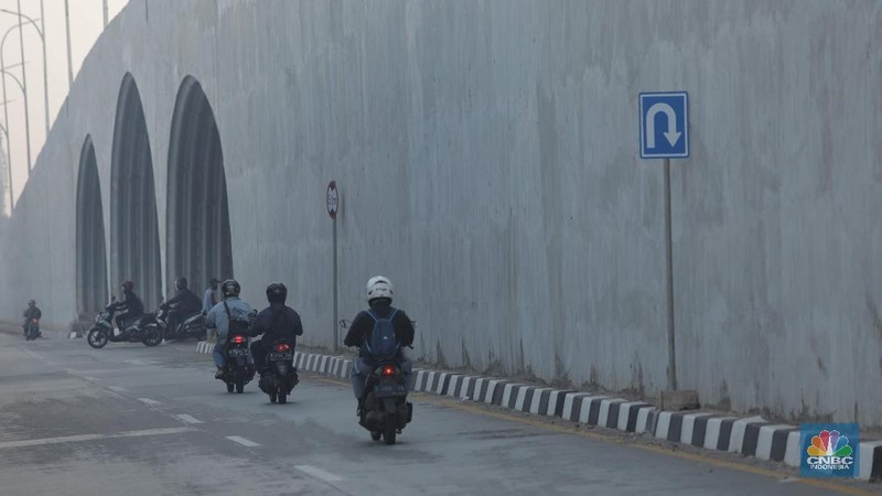 Pengendara melintas di flyover Gaplek di Pondok Cabe, Pamulang, Tangerang,  Jumat, (29/5). Flyover ini memiliki 1 kilometer sepanjang Jalan Raya Jakarta-Bogor, memiliki lebar 35 meter. Jalan layang ini menghubungkan lalu lintas dari arah Ciputat menuju Parung. Pembangunan flyover dinilai mampu mengurangi kemacetan di simpang Gaplek pada pagi. Proyek ini telah berjalan sejak Desember 2019. Flyover ini memiliki tiga terowongan melengkung setengah lingkaran di bawah lintasan flyover. Proyek berjalan dengan nilai kontrak sebesar Rp 79,9 miliar dengan sistem multiyears contract. Pemerintah sendiri menganggarkan Rp 98,4 miliar untuk proyek ini. Anggaran itu berasal dari APBN 2019-2020 Kementerian PUPR. (CNBC Indonesia/ Muhammad Sabki)