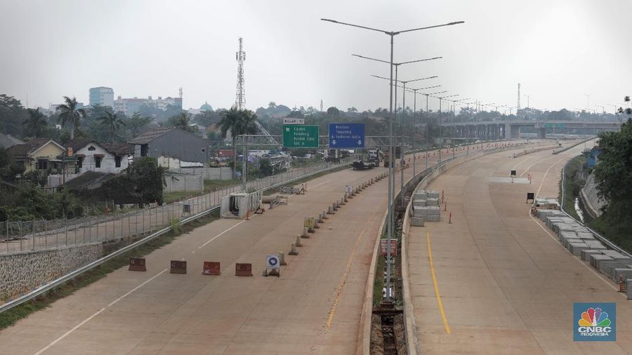 Suasana pembangunan Jalan Tol Serpong-Cinere yang melintasi wilayah Serpong (Jombang), Serua, Ciputat, Pamulang, dan Pondok Cabe/Cinere di Tangerang Selatan, Jumat (29/5/2020).  Jalan Tol tersebut memiliki total panjang 10,14 kilometer hampir rampung yang rencana diperkirakan pertengahan tahun 2020 bisa digunakan. Pantauan CNBC Indonesia beberapa jalan tersebut masih masih dalam proses pengerjaan. Truk truk pasir berbanjar di proyek tersebut. Awalnya jalan tol ini ditargetkan dapat beroperasi sebelum Lebaran tahun 2020.Ruas Jalan Tol Serpong-Cinere akan melintasi wilayah Serpong (Jombang), Serua, Ciputat, Pamulang, dan Pondok Cabe/Cinere. Jalan Tol yang termasuk bagian dari Jalan Tol Lingkar Luar Jakarta atau Jakarta Outer Ring Road (JORR) II ini akan tersambung dengan Jalan Tol Serpong-Kunciran dan Jalan Tol Kunciran-Cengkareng. (CNBC Indonesia/ Muhammad Sabki)