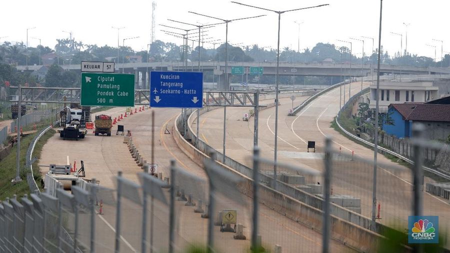 Suasana pembangunan Jalan Tol Serpong-Cinere yang melintasi wilayah Serpong (Jombang), Serua, Ciputat, Pamulang, dan Pondok Cabe/Cinere di Tangerang Selatan, Jumat (29/5/2020). Jalan Tol tersebut memiliki total panjang 10,14 kilometer hampir rampung yang rencana diperkirakan pertengahan tahun 2020 bisa digunakan. Pantauan CNBC Indonesia beberapa jalan tersebut masih masih dalam proses pengerjaan. Truk truk pasir berbanjar di proyek tersebut. Awalnya jalan tol ini ditargetkan dapat beroperasi sebelum Lebaran tahun 2020.Ruas Jalan Tol Serpong-Cinere akan melintasi wilayah Serpong (Jombang), Serua, Ciputat, Pamulang, dan Pondok Cabe/Cinere. Jalan Tol yang termasuk bagian dari Jalan Tol Lingkar Luar Jakarta atau Jakarta Outer Ring Road (JORR) II ini akan tersambung dengan Jalan Tol Serpong-Kunciran dan Jalan Tol Kunciran-Cengkareng. (CNBC Indonesia/ Muhammad Sabki)