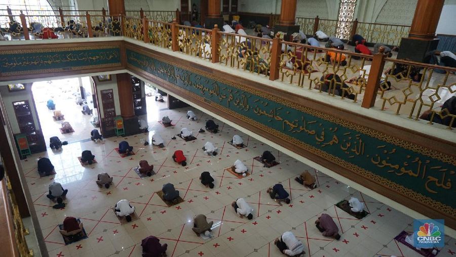 Masjid di kelurahan zona hijau Kota Bekasi,  Jawa Barat, menggelar shalat Jumat, pada hari ini, Jumat (29/5/2020). Shalat Jumat ini bagian dari adaptasi menuju normal baru di kota Bekasi.   

Shalat Jumat dilakukan di Masjid Agung Al Barkah dengan menggunakan prosedur protol kesehatan yang sudah di tetapkan. 


Sebelum memasuki masjid para jamaah harus melewati serangkaian aturan dari dinas kesehatan, mulai dari pengecekan suhu tubuh.

Selanjutnya jamaah melewati ruang bilik penyemprotan disinfektan yang sudah di sediakan oleh petugas masjid.  

Pemerintah Kota Bekasi membolehkan masjid kembali menggelar salat Jumat namun hanya yang berlokasi di zona hijau dan harus menerapkan protokol kesehatan.

Salah satu yang bisa kembali menggelar Salat Jumat hari ini adalah Masjid Agung Al Barkah, yang berlokasi di Kelurahan Marga Jaya, Kota Bekasi. 

Pantauan CNBC Indonesia, masjid yang berkapasitas 1000 orang itu untuk sementara hanya diperbolehkan menerima maksimal 500 umat karena harus memperhatikan physical distancing.

Itu sebabnya, sehari sebelumnya, petugas masjid sudah memasang tanda penanda jaga jarak agar umat tidak berdesak-desakan saat salat Jumat.

Selain itu, mengacu pada Surat Edaran Wali Kota Bekasi, setiap pengunjung harus membawa sajadah sendiri dan wajib diperiksa suhu tubuh sebelum masuk masjid. Pihak pengelola masjid pun menyediakan sejumlah tempat cuci tangan dan hand sanitizer.

Semua umat yang akan Salat Jumat juga wajib pakai masker. Namun, pihak masjid sudah menyediakan 150 masker untuk jaga-jaga bila ada umat yang tidak membawa masker untuk salat Jumat. 
 
Selain itu, tidak boleh ada kerumunan usai salat Jumat. Semua umat harus bubar begitu salat Jumat selesai.(CNBC Indonesia/ Tri Susilo)