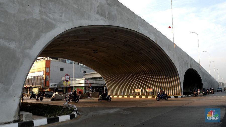 Pengendara melintas di flyover Gaplek di Pondok Cabe, Pamulang, Tangerang,  Jumat, (29/5). Flyover ini memiliki 1 kilometer sepanjang Jalan Raya Jakarta-Bogor, memiliki lebar 35 meter. Jalan layang ini menghubungkan lalu lintas dari arah Ciputat menuju Parung. Pembangunan flyover dinilai mampu mengurangi kemacetan di simpang Gaplek pada pagi. Proyek ini telah berjalan sejak Desember 2019. Flyover ini memiliki tiga terowongan melengkung setengah lingkaran di bawah lintasan flyover. Proyek berjalan dengan nilai kontrak sebesar Rp 79,9 miliar dengan sistem multiyears contract. Pemerintah sendiri menganggarkan Rp 98,4 miliar untuk proyek ini. Anggaran itu berasal dari APBN 2019-2020 Kementerian PUPR. (CNBC Indonesia/ Muhammad Sabki)