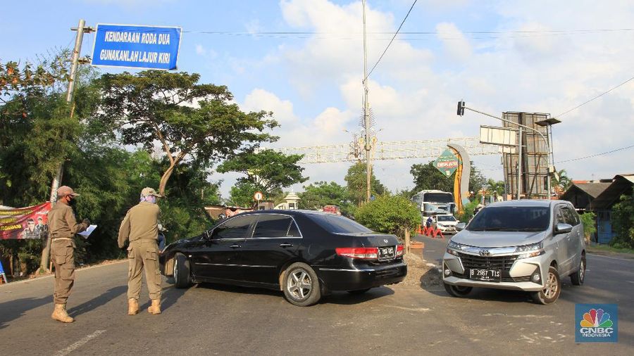 Petugas Dinas Perhubungan (Dishub) akan melakukan pemeriksaan terhadap pengguna kendaraan yang akan memasuki wilayah DKI Jakarta di wilayah perbatasan Bekasi-Karawang, Jawa Barat, Jumat (29/5/2020). Berdasarkan data Dishub Provinsi DKI Jakarta per Rabu (27/5) malam, sebanyak 6.364 kendaraan telah dikembalikan karena mencoba memasuki wilayah Jakarta tanpa memiliki Surat Izin Masuk-Masuk (SIKM) di masa arus balik Lebaran 2020. CNBC Indonesia/Tri Susilo 

Tim Gugus Tugas Percepatan Penanganan Covid-19 Kabupaten Karawang, Jabar, menyatakan, terdapat delapan check point atau penyekatan kendaraan pemudik di wilayah Karawang.  

Delapan titik check point itu di antaranya di Jembatan Tanjungpura, Jembatan Sian Djin Kupoh, Kobak Biru, Cibeet, Jembatan Rengasdengklok-Bekasi, Jembatan Batujaya-Bekasi, dan ada dua pos di Karawang Kota.  

Pencegahan pergerakan pemudik itu berkaitan dengan upaya pemerintah yang melarang mudik pada Lebaran tahun ini sebagai bagian dari mencegah penyebaran virus corona. 

Pantauan CNBC Indonesia dilapangan masih banyak pengendara yang masih melanggar peraturan yang sudah ditetapkan oleh pemerintah, contoh surat Surat Izin Keluar Masuk (SIKM). 

Warga yang kedapatan tidak memiliki surat (SIKM) akan diputar balik. 
Salah satu warga yang mudik dari Tegal, Jawa Tengah menggunakan sepeda motor diberhentikan oleh petugas pengaman perihal SIKM yang tidak ia miliki, tetapi dirinya mempunyai surat jalan untuk pulang ke Jakarta dari pihak kepolisian di Jawa Tengah.  (CNBC Indonesia/ Tri Susilo)