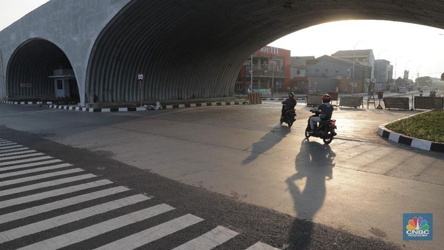 Pengendara melintas di flyover Gaplek di Pondok Cabe, Pamulang, Tangerang,  Jumat, (29/5). Flyover ini memiliki 1 kilometer sepanjang Jalan Raya Jakarta-Bogor, memiliki lebar 35 meter. Jalan layang ini menghubungkan lalu lintas dari arah Ciputat menuju Parung. Pembangunan flyover dinilai mampu mengurangi kemacetan di simpang Gaplek pada pagi. Proyek ini telah berjalan sejak Desember 2019. Flyover ini memiliki tiga terowongan melengkung setengah lingkaran di bawah lintasan flyover. Proyek berjalan dengan nilai kontrak sebesar Rp 79,9 miliar dengan sistem multiyears contract. Pemerintah sendiri menganggarkan Rp 98,4 miliar untuk proyek ini. Anggaran itu berasal dari APBN 2019-2020 Kementerian PUPR. (CNBC Indonesia/ Muhammad Sabki)