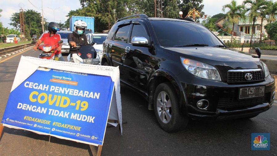 Petugas Dinas Perhubungan (Dishub) akan melakukan pemeriksaan terhadap pengguna kendaraan yang akan memasuki wilayah DKI Jakarta di wilayah perbatasan Bekasi-Karawang, Jawa Barat, Jumat (29/5/2020). Berdasarkan data Dishub Provinsi DKI Jakarta per Rabu (27/5) malam, sebanyak 6.364 kendaraan telah dikembalikan karena mencoba memasuki wilayah Jakarta tanpa memiliki Surat Izin Masuk-Masuk (SIKM) di masa arus balik Lebaran 2020. CNBC Indonesia/Tri Susilo
Tim Gugus Tugas Percepatan Penanganan Covid-19 Kabupaten Karawang, Jabar, menyatakan, terdapat delapan check point atau penyekatan kendaraan pemudik di wilayah Karawang.
Delapan titik check point itu di antaranya di Jembatan Tanjungpura, Jembatan Sian Djin Kupoh, Kobak Biru, Cibeet, Jembatan Rengasdengklok-Bekasi, Jembatan Batujaya-Bekasi, dan ada dua pos di Karawang Kota.
Pencegahan pergerakan pemudik itu berkaitan dengan upaya pemerintah yang melarang mudik pada Lebaran tahun ini sebagai bagian dari mencegah penyebaran virus corona.
Pantauan CNBC Indonesia dilapangan masih banyak pengendara yang masih melanggar peraturan yang sudah ditetapkan oleh pemerintah, contoh surat Surat Izin Keluar Masuk (SIKM).
Warga yang kedapatan tidak memiliki surat (SIKM) akan diputar balik.
Salah satu warga yang mudik dari Tegal, Jawa Tengah menggunakan sepeda motor diberhentikan oleh petugas pengaman perihal SIKM yang tidak ia miliki, tetapi dirinya mempunyai surat jalan untuk pulang ke Jakarta dari pihak kepolisian di Jawa Tengah. (CNBC Indonesia/ Tri Susilo)