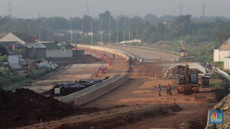 Suasana pembangunan Jalan Tol Serpong-Cinere yang melintasi wilayah Serpong (Jombang), Serua, Ciputat, Pamulang, dan Pondok Cabe/Cinere di Tangerang Selatan, Jumat (29/5/2020).  Jalan Tol tersebut memiliki total panjang 10,14 kilometer hampir rampung yang rencana diperkirakan pertengahan tahun 2020 bisa digunakan. Pantauan CNBC Indonesia beberapa jalan tersebut masih masih dalam proses pengerjaan. Truk truk pasir berbanjar di proyek tersebut. Awalnya jalan tol ini ditargetkan dapat beroperasi sebelum Lebaran tahun 2020.Ruas Jalan Tol Serpong-Cinere akan melintasi wilayah Serpong (Jombang), Serua, Ciputat, Pamulang, dan Pondok Cabe/Cinere. Jalan Tol yang termasuk bagian dari Jalan Tol Lingkar Luar Jakarta atau Jakarta Outer Ring Road (JORR) II ini akan tersambung dengan Jalan Tol Serpong-Kunciran dan Jalan Tol Kunciran-Cengkareng. (CNBC Indonesia/ Muhammad Sabki)