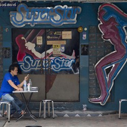 Moralmu, Le! Pria Ini Hamburkan Dana Covid di Klub Telanjang