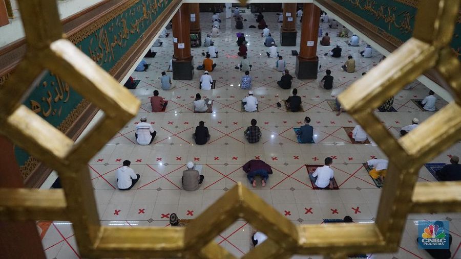 Masjid di kelurahan zona hijau Kota Bekasi,  Jawa Barat, menggelar shalat Jumat, pada hari ini, Jumat (29/5/2020). Shalat Jumat ini bagian dari adaptasi menuju normal baru di kota Bekasi.   

Shalat Jumat dilakukan di Masjid Agung Al Barkah dengan menggunakan prosedur protol kesehatan yang sudah di tetapkan. 


Sebelum memasuki masjid para jamaah harus melewati serangkaian aturan dari dinas kesehatan, mulai dari pengecekan suhu tubuh.

Selanjutnya jamaah melewati ruang bilik penyemprotan disinfektan yang sudah di sediakan oleh petugas masjid.  

Pemerintah Kota Bekasi membolehkan masjid kembali menggelar salat Jumat namun hanya yang berlokasi di zona hijau dan harus menerapkan protokol kesehatan.

Salah satu yang bisa kembali menggelar Salat Jumat hari ini adalah Masjid Agung Al Barkah, yang berlokasi di Kelurahan Marga Jaya, Kota Bekasi. 

Pantauan CNBC Indonesia, masjid yang berkapasitas 1000 orang itu untuk sementara hanya diperbolehkan menerima maksimal 500 umat karena harus memperhatikan physical distancing.

Itu sebabnya, sehari sebelumnya, petugas masjid sudah memasang tanda penanda jaga jarak agar umat tidak berdesak-desakan saat salat Jumat.

Selain itu, mengacu pada Surat Edaran Wali Kota Bekasi, setiap pengunjung harus membawa sajadah sendiri dan wajib diperiksa suhu tubuh sebelum masuk masjid. Pihak pengelola masjid pun menyediakan sejumlah tempat cuci tangan dan hand sanitizer.

Semua umat yang akan Salat Jumat juga wajib pakai masker. Namun, pihak masjid sudah menyediakan 150 masker untuk jaga-jaga bila ada umat yang tidak membawa masker untuk salat Jumat. 
 
Selain itu, tidak boleh ada kerumunan usai salat Jumat. Semua umat harus bubar begitu salat Jumat selesai.(CNBC Indonesia/ Tri Susilo)