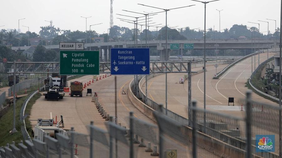 Suasana pembangunan Jalan Tol Serpong-Cinere yang melintasi wilayah Serpong (Jombang), Serua, Ciputat, Pamulang, dan Pondok Cabe/Cinere di Tangerang Selatan, Jumat (29/5/2020).  Jalan Tol tersebut memiliki total panjang 10,14 kilometer hampir rampung yang rencana diperkirakan pertengahan tahun 2020 bisa digunakan. Pantauan CNBC Indonesia beberapa jalan tersebut masih masih dalam proses pengerjaan. Truk truk pasir berbanjar di proyek tersebut. Awalnya jalan tol ini ditargetkan dapat beroperasi sebelum Lebaran tahun 2020.Ruas Jalan Tol Serpong-Cinere akan melintasi wilayah Serpong (Jombang), Serua, Ciputat, Pamulang, dan Pondok Cabe/Cinere. Jalan Tol yang termasuk bagian dari Jalan Tol Lingkar Luar Jakarta atau Jakarta Outer Ring Road (JORR) II ini akan tersambung dengan Jalan Tol Serpong-Kunciran dan Jalan Tol Kunciran-Cengkareng. (CNBC Indonesia/ Muhammad Sabki)