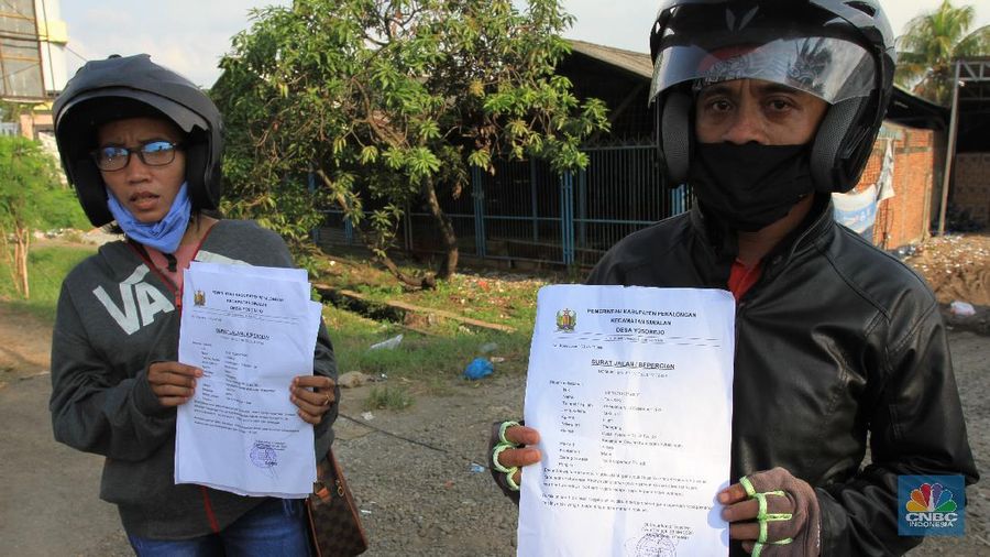 Petugas Dinas Perhubungan (Dishub) akan melakukan pemeriksaan terhadap pengguna kendaraan yang akan memasuki wilayah DKI Jakarta di wilayah perbatasan Bekasi-Karawang, Jawa Barat, Jumat (29/5/2020). Berdasarkan data Dishub Provinsi DKI Jakarta per Rabu (27/5) malam, sebanyak 6.364 kendaraan telah dikembalikan karena mencoba memasuki wilayah Jakarta tanpa memiliki Surat Izin Masuk-Masuk (SIKM) di masa arus balik Lebaran 2020. CNBC Indonesia/Tri Susilo 

Tim Gugus Tugas Percepatan Penanganan Covid-19 Kabupaten Karawang, Jabar, menyatakan, terdapat delapan check point atau penyekatan kendaraan pemudik di wilayah Karawang.  

Delapan titik check point itu di antaranya di Jembatan Tanjungpura, Jembatan Sian Djin Kupoh, Kobak Biru, Cibeet, Jembatan Rengasdengklok-Bekasi, Jembatan Batujaya-Bekasi, dan ada dua pos di Karawang Kota.  

Pencegahan pergerakan pemudik itu berkaitan dengan upaya pemerintah yang melarang mudik pada Lebaran tahun ini sebagai bagian dari mencegah penyebaran virus corona. 

Pantauan CNBC Indonesia dilapangan masih banyak pengendara yang masih melanggar peraturan yang sudah ditetapkan oleh pemerintah, contoh surat Surat Izin Keluar Masuk (SIKM). 

Warga yang kedapatan tidak memiliki surat (SIKM) akan diputar balik. 
Salah satu warga yang mudik dari Tegal, Jawa Tengah menggunakan sepeda motor diberhentikan oleh petugas pengaman perihal SIKM yang tidak ia miliki, tetapi dirinya mempunyai surat jalan untuk pulang ke Jakarta dari pihak kepolisian di Jawa Tengah.  (CNBC Indonesia/ Tri Susilo)