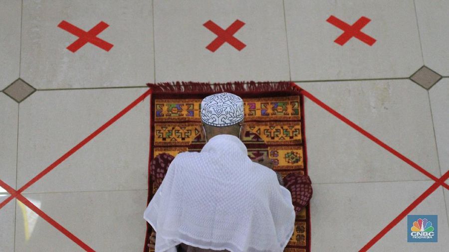 Masjid di kelurahan zona hijau Kota Bekasi,  Jawa Barat, menggelar shalat Jumat, pada hari ini, Jumat (29/5/2020). Shalat Jumat ini bagian dari adaptasi menuju normal baru di kota Bekasi.   

Shalat Jumat dilakukan di Masjid Agung Al Barkah dengan menggunakan prosedur protol kesehatan yang sudah di tetapkan. 


Sebelum memasuki masjid para jamaah harus melewati serangkaian aturan dari dinas kesehatan, mulai dari pengecekan suhu tubuh.

Selanjutnya jamaah melewati ruang bilik penyemprotan disinfektan yang sudah di sediakan oleh petugas masjid.  

Pemerintah Kota Bekasi membolehkan masjid kembali menggelar salat Jumat namun hanya yang berlokasi di zona hijau dan harus menerapkan protokol kesehatan.

Salah satu yang bisa kembali menggelar Salat Jumat hari ini adalah Masjid Agung Al Barkah, yang berlokasi di Kelurahan Marga Jaya, Kota Bekasi. 

Pantauan CNBC Indonesia, masjid yang berkapasitas 1000 orang itu untuk sementara hanya diperbolehkan menerima maksimal 500 umat karena harus memperhatikan physical distancing.

Itu sebabnya, sehari sebelumnya, petugas masjid sudah memasang tanda penanda jaga jarak agar umat tidak berdesak-desakan saat salat Jumat.

Selain itu, mengacu pada Surat Edaran Wali Kota Bekasi, setiap pengunjung harus membawa sajadah sendiri dan wajib diperiksa suhu tubuh sebelum masuk masjid. Pihak pengelola masjid pun menyediakan sejumlah tempat cuci tangan dan hand sanitizer.

Semua umat yang akan Salat Jumat juga wajib pakai masker. Namun, pihak masjid sudah menyediakan 150 masker untuk jaga-jaga bila ada umat yang tidak membawa masker untuk salat Jumat. 
 
Selain itu, tidak boleh ada kerumunan usai salat Jumat. Semua umat harus bubar begitu salat Jumat selesai.(CNBC Indonesia/ Tri Susilo)