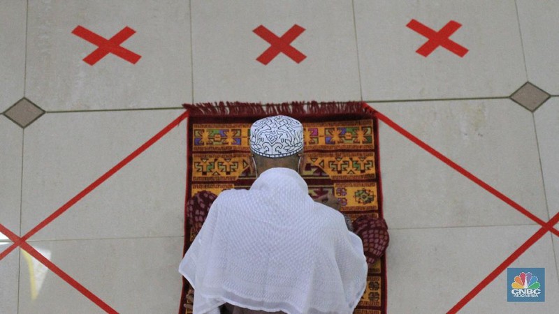 Masjid di kelurahan zona hijau Kota Bekasi,  Jawa Barat, menggelar shalat Jumat, pada hari ini, Jumat (29/5/2020). Shalat Jumat ini bagian dari adaptasi menuju normal baru di kota Bekasi.   

Shalat Jumat dilakukan di Masjid Agung Al Barkah dengan menggunakan prosedur protol kesehatan yang sudah di tetapkan. 


Sebelum memasuki masjid para jamaah harus melewati serangkaian aturan dari dinas kesehatan, mulai dari pengecekan suhu tubuh.

Selanjutnya jamaah melewati ruang bilik penyemprotan disinfektan yang sudah di sediakan oleh petugas masjid.  

Pemerintah Kota Bekasi membolehkan masjid kembali menggelar salat Jumat namun hanya yang berlokasi di zona hijau dan harus menerapkan protokol kesehatan.

Salah satu yang bisa kembali menggelar Salat Jumat hari ini adalah Masjid Agung Al Barkah, yang berlokasi di Kelurahan Marga Jaya, Kota Bekasi. 

Pantauan CNBC Indonesia, masjid yang berkapasitas 1000 orang itu untuk sementara hanya diperbolehkan menerima maksimal 500 umat karena harus memperhatikan physical distancing.

Itu sebabnya, sehari sebelumnya, petugas masjid sudah memasang tanda penanda jaga jarak agar umat tidak berdesak-desakan saat salat Jumat.

Selain itu, mengacu pada Surat Edaran Wali Kota Bekasi, setiap pengunjung harus membawa sajadah sendiri dan wajib diperiksa suhu tubuh sebelum masuk masjid. Pihak pengelola masjid pun menyediakan sejumlah tempat cuci tangan dan hand sanitizer.

Semua umat yang akan Salat Jumat juga wajib pakai masker. Namun, pihak masjid sudah menyediakan 150 masker untuk jaga-jaga bila ada umat yang tidak membawa masker untuk salat Jumat. 
 
Selain itu, tidak boleh ada kerumunan usai salat Jumat. Semua umat harus bubar begitu salat Jumat selesai.(CNBC Indonesia/ Tri Susilo)