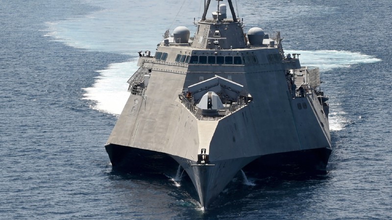 USS Gabrielle Giffords (LCS 10) dan Angkatan Laut Republik Singapura RSS Steadfast (FFS 70) berlatih bersama di Laut Cina Selatan. (Twitter @USPacificFleet)