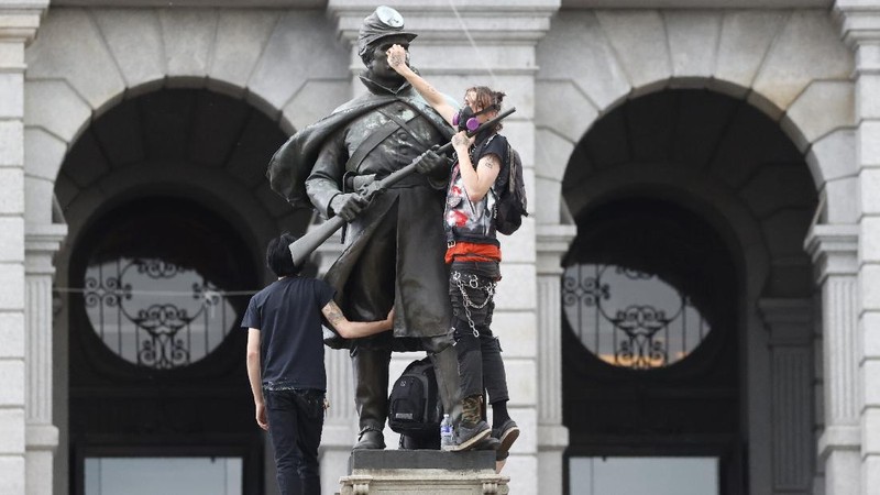 A masked protester kneels before San Jose police on Friday, May 29, 2020, in San Jose, Calif., in response to the death of George Floyd in police custody on Memorial Day in Minneapolis. (AP Photo/Ben Margot)