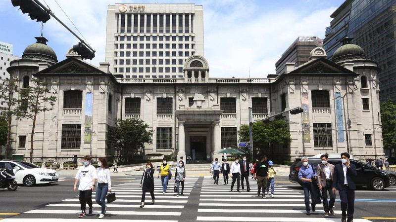 A woman wearing a face mask walks by a board displaying the world banks' notes at a subway station in Seoul, South Korea, Thursday, May 28, 2020. South Korea’s central bank lowered its policy rate to an all-time low of 0.5% to soften the pandemic’s shock to the country’s trade-dependent economy, which it says may shrink for the first time in 22 years. (AP Photo/Ahn Young-joon)