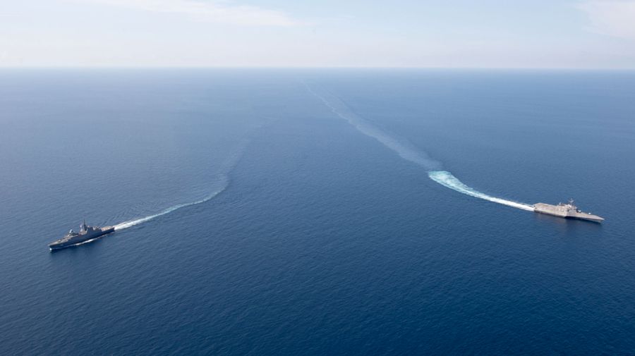 USS Gabrielle Giffords (LCS 10) dan Angkatan Laut Republik Singapura RSS Steadfast (FFS 70) berlatih bersama di Laut Cina Selatan. (Twitter @USPacificFleet)