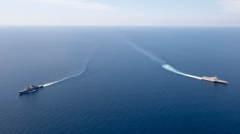 USS Gabrielle Giffords (LCS 10) dan Angkatan Laut Republik Singapura RSS Steadfast (FFS 70) berlatih bersama di Laut Cina Selatan. (Twitter @USPacificFleet)