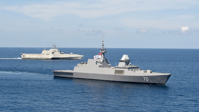 USS Gabrielle Giffords (LCS 10) dan Angkatan Laut Republik Singapura RSS Steadfast (FFS 70) berlatih bersama di Laut Cina Selatan. (Twitter @USPacificFleet)