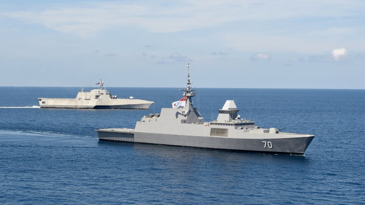 USS Gabrielle Giffords (LCS 10) dan Angkatan Laut Republik Singapura RSS Steadfast (FFS 70) berlatih bersama di Laut Cina Selatan. (Twitter @USPacificFleet) USS Gabrielle Giffords (LCS 10) dan Angkatan Laut Republik Singapura RSS Steadfast (FFS 70) berlatih bersama di Laut Cina Selatan. (Twitter @USPacificFleet)