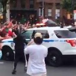 Mobil Polisi NYPD Tabrak Kerumunan Massa Pembela George Floyd