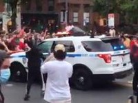 Mobil Polisi NYPD Tabrak Kerumunan Massa Pembela George Floyd