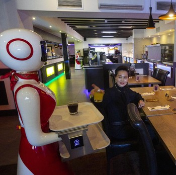 Hadapi New Normal, Restoran Ini Pakai Robot Layani Pembeli