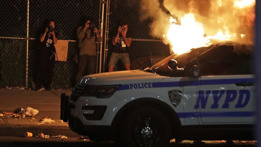Mobil NYPD jadi amukan massa di New York AS (AP/Seth Wenig)