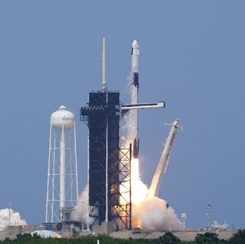 Melihat Canggihnya SpaceX NASA yang Melesat ke Luar Angkasa