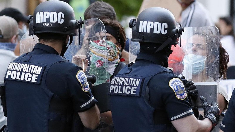 Crowds of protesters walk across the Monroe Street Bridge and up the hill to the Spokane County Courthouse, Sunday, May 31, 2020, in Spokane, Wash. during a protest to express anger over the death of George Floyd in Minneapolis. (Jesse Tinsley/The Spokesman-Review via AP)
