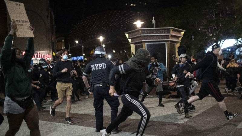 Police officers arrest a protester Sunday, May 31, 2020, in Los Angeles, during a demonstration over the death of George Floyd, who died May 25 after he was pinned at the neck by a Minneapolis police officer. (AP Photo/Ringo H.W. Chiu)