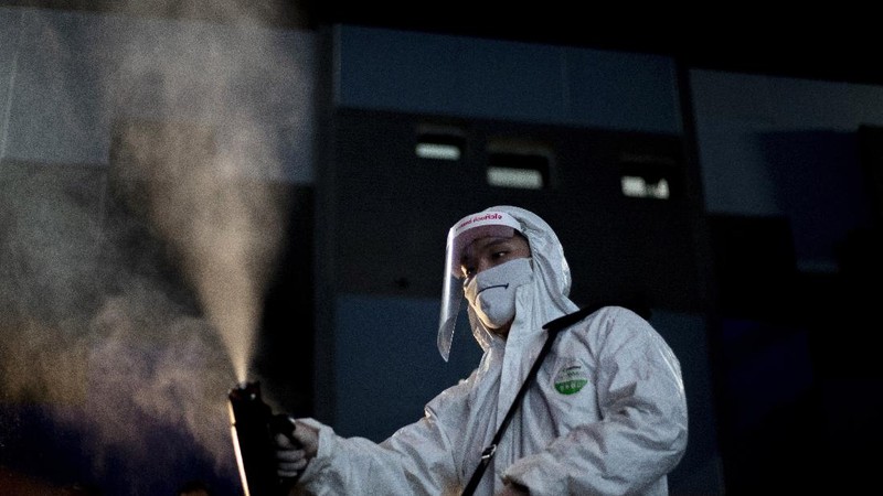 a movie goer wears a face mask to help curb the spread of the coronavirus as he buys ticket at the Paragon Cineplex movie theater in Bangkok, Thailand, Monday, June 1, 2020. Thai authorities allowed movie theater and other businesses to reopen, selectively easing restrictions against the coronavirus. (AP Photo/Sakchai Lalit)