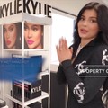 Kylie Jenner Didepak Forbes dari Daftar Miliuner Muda