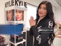 Kylie Jenner Didepak Forbes dari Daftar Miliuner Muda