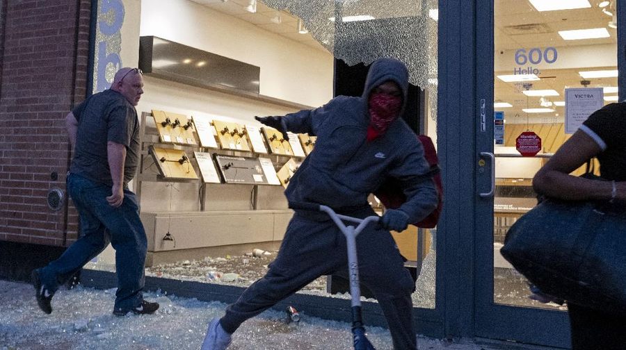 Penjarahan di Amerika Serikat. AP/Seth Wenig
