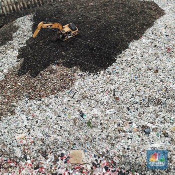 Tumpukan Sampah TPA Cipeucang yang Picu Bau Busuk Hingga BSD