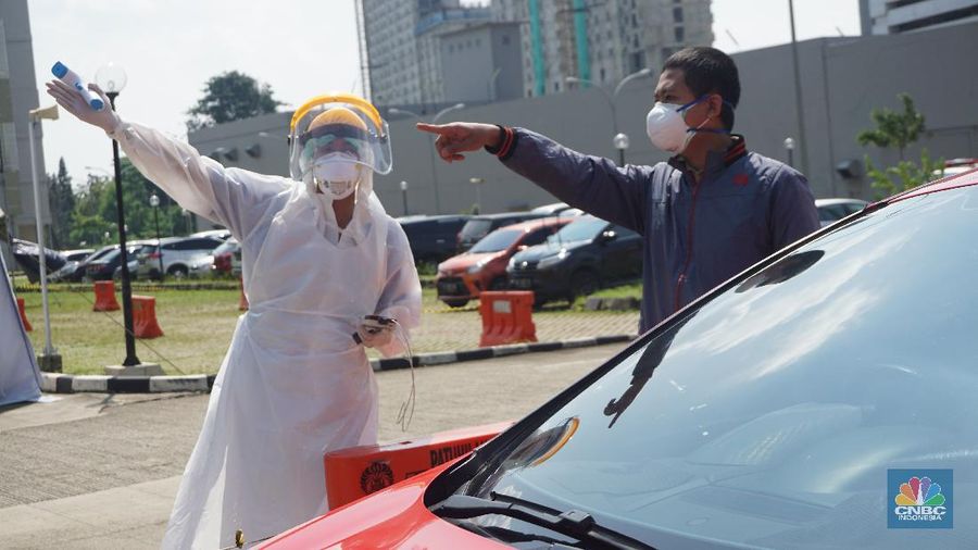 Petugas Medis dengan menggunakan APD melayani pasien di RS Universitas Indonesia. (CNBC Indonesia/ Andrean Kristianto)