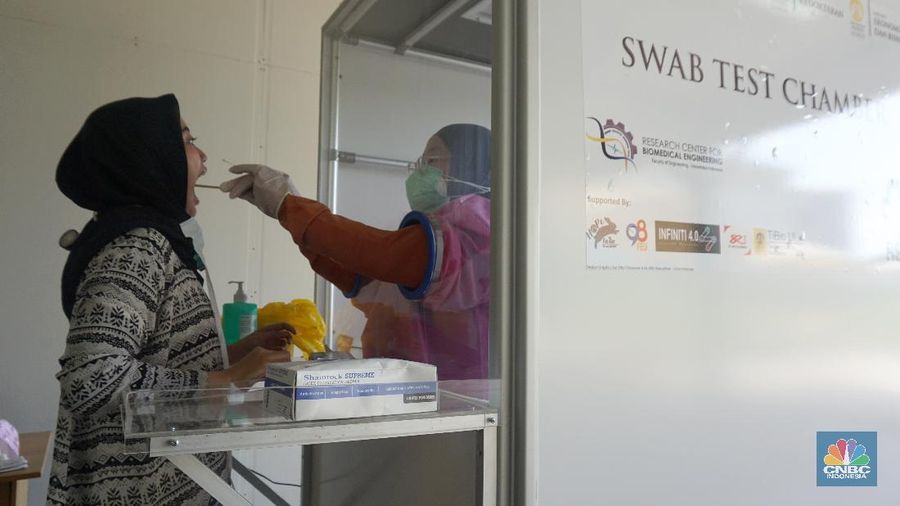 Petugas medis melayani pasien di RS Universitas Indonesia, Jakarta, Senin (2/6/2020). (CNBC Indonesia/ Andrean Kristianto)