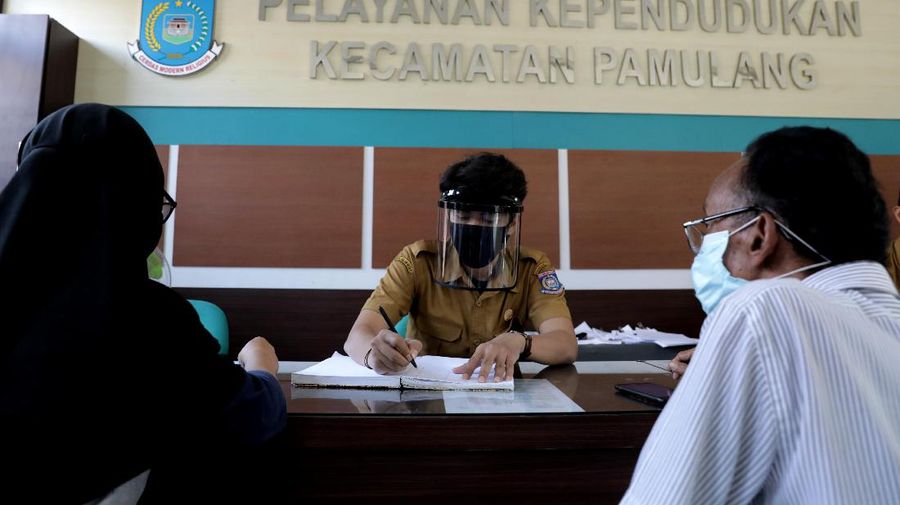 Penerapan New Normal Petugas Dukcapil Layani Warga Pakai Face Shield. վ/Muhammad Sabki