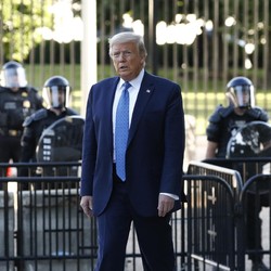 Heboh! Trump Buat Pagar Tinggi di Gedung Putih, Takut Demo?