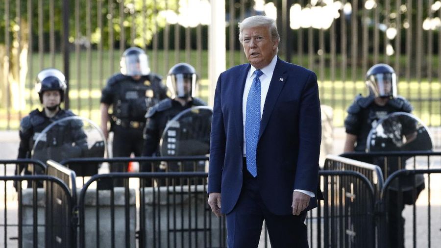 Presiden Donald Trump berjalan dari gerbang Gedung Putih untuk mengunjungi Gereja St. John di seberang Taman Lafayette. (Foto AP / Patrick Semansky)