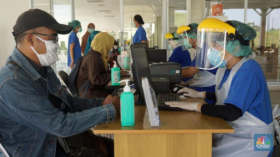 Petugas medis melayani pasien di RS Universitas Indonesia, Jakarta, Senin (2/6/2020). (CNBC Indonesia/ Andrean Kristianto)
