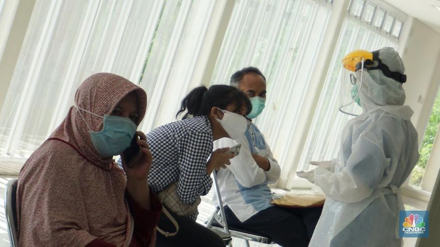 Petugas Medis dengan menggunakan APD melayani pasien di RS Universitas Indonesia. (CNBC Indonesia/ Andrean Kristianto)