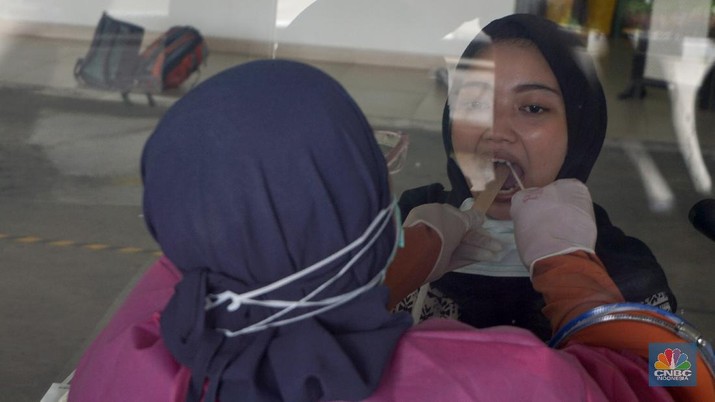 Bilik Swab Test Covid-19 (CNBC Indonesia/ Andrean Kristianto) Warga melakukan Swab Test Covid-19 di RS Universitas Indonesia, Jakarta, Senin (2/6/2020). (CNBC Indonesia/ Andrean Kristianto)