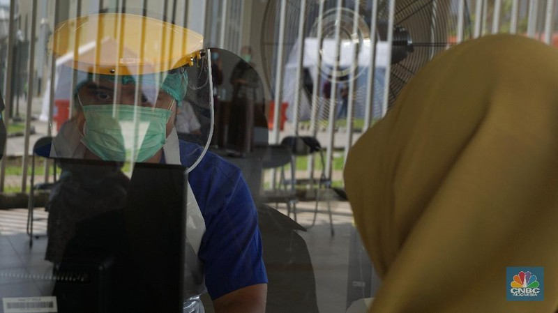 Petugas medis melayani pasien di RS Universitas Indonesia, Jakarta, Senin (2/6/2020). (CNBC Indonesia/ Andrean Kristianto)