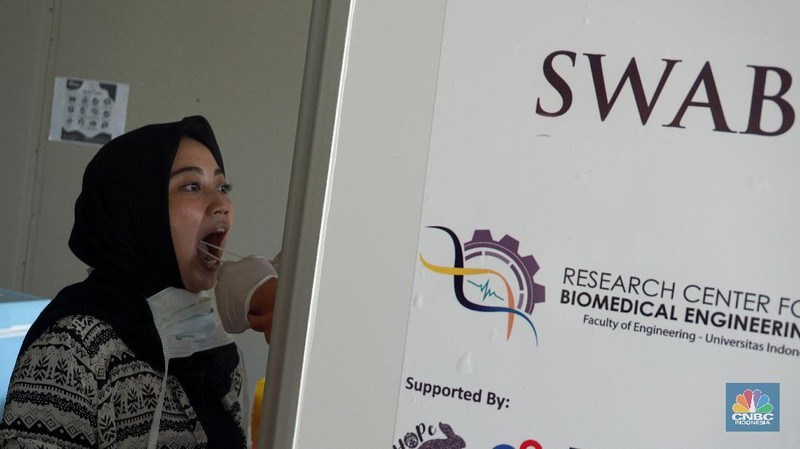 Petugas medis melayani pasien di RS Universitas Indonesia, Jakarta, Senin (2/6/2020). (CNBC Indonesia/ Andrean Kristianto)