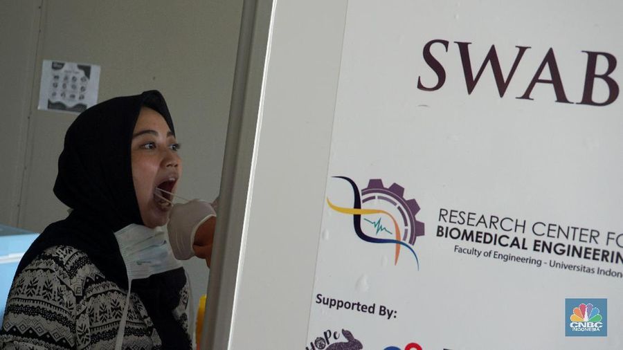 Warga melakukan Swab Test Covid-19 di RS Universitas Indonesia, Jakarta, Senin (2/6/2020). (CNBC Indonesia/ Andrean Kristianto)
